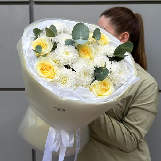 Букет из белых пионовидных роз и хризантем | Доставка цветов Уфа