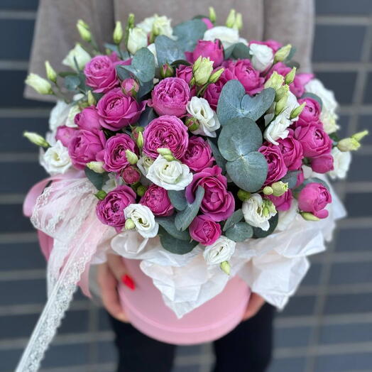 Коробка из букета кустовых пионовидных роз, эустомы и эвкалипта