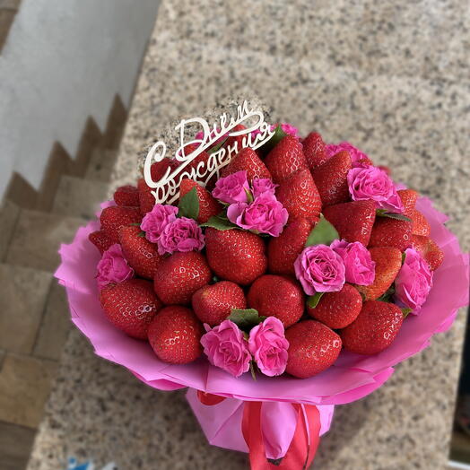 Букет из клубники и розовых кустовых роз к Дню рождения