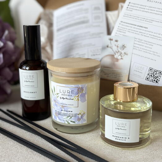 Подарочный набор Свеча ароматическая Blossom 250 мл, Интерьерный спрей Bergamot 100 мл, Диффузор Mandarin basilic 100 мл