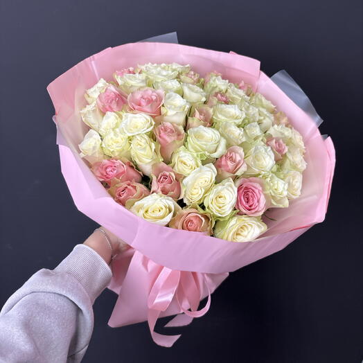 Нежный микс из 51 кенийской розы