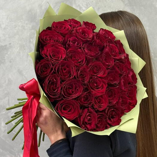 Шикарный монобукет из 35 бордовых роз, в стильной упаковке