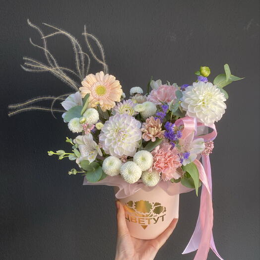 Композиция с георгинами в коробке