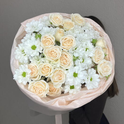 Цветочная поляна 🌸 Сборный букет из кустовых роз и ромашки