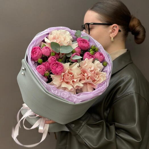 Стильный букет из французской розы и пионовидной розы Мисти баблс🌹