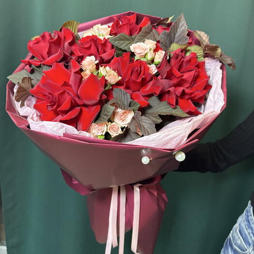 Букет из красных роз и кустовой разы