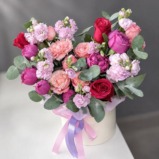 Кустовые пионовидные розы и ароматная маттиола в шляпной коробке 💞