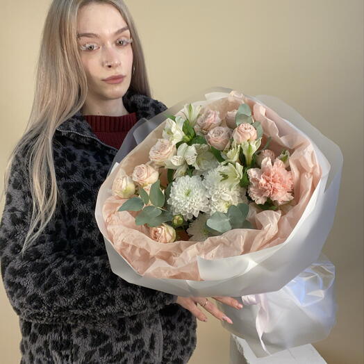 Нежный сборный букет с кустовой пион розой жэвкалиптом альстромерией