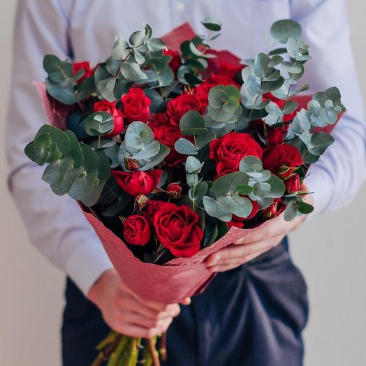 Ramo de 15 rosas rojas y eucalipto