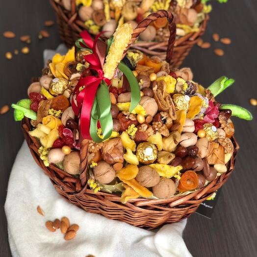 Корзина с сухофруктами и орехами Самоцветы