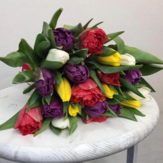 Яркий букет тюльпанов
