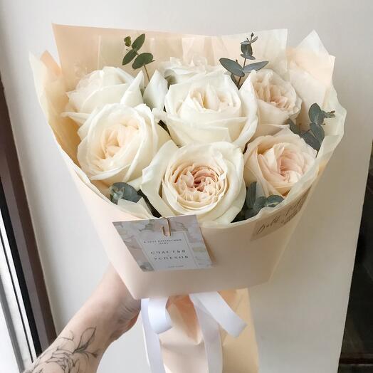 Monobooket de rosa perfumada en forma de peonía White Ohara con ramitas de eucalipto
