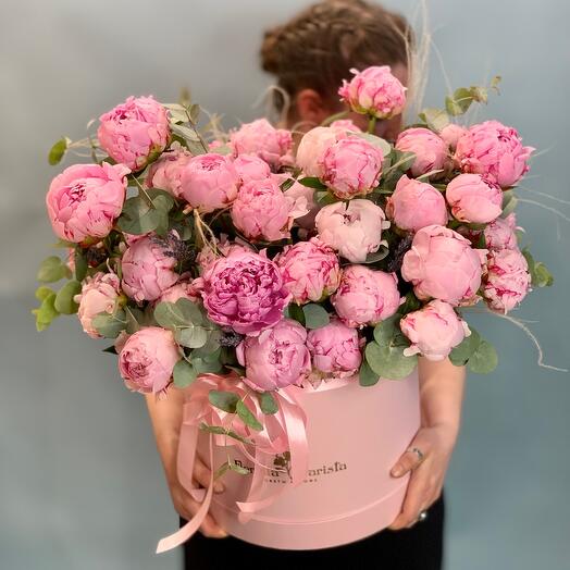 A luxurious composition with 51 peonies and eucalyptus in a hatbox