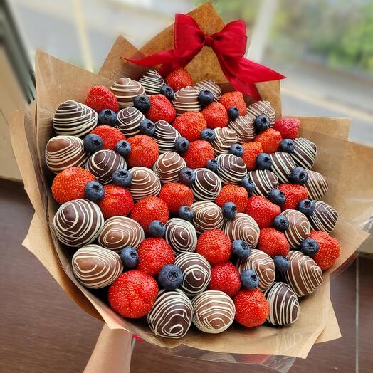 Ramo de fresas cubiertas de chocolate con arándanos