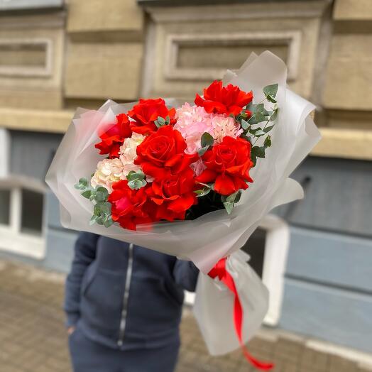 Ramo brillante con rosas y hortensias
