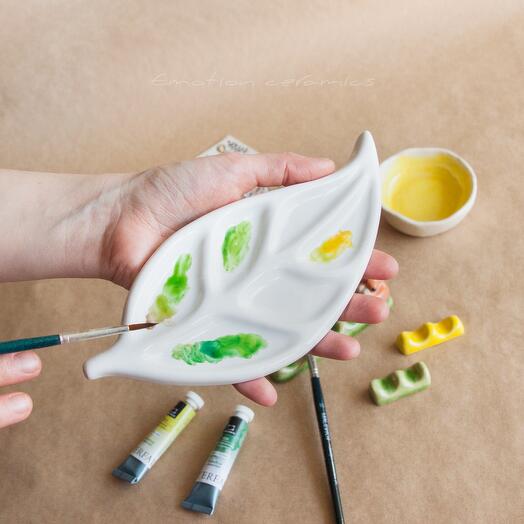 Ceramic palette "Sheet" for gouache, watercolor, acrylic. Handmade work. Dimensions of the working part 160x75x10 mm