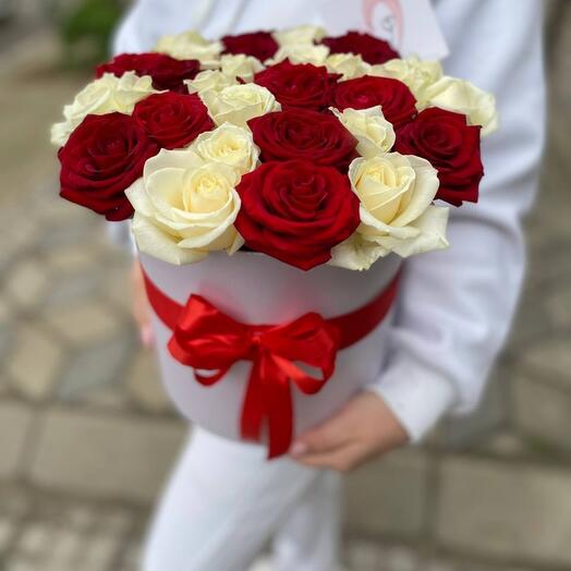 Белые и красные розы