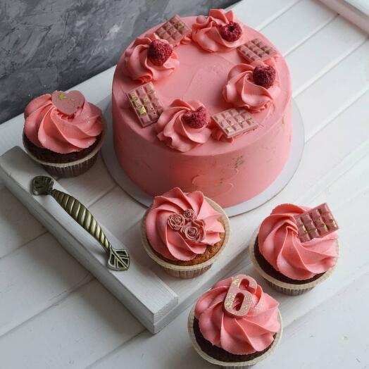A set of 1-1.2 kg cake and 4 cupcakes