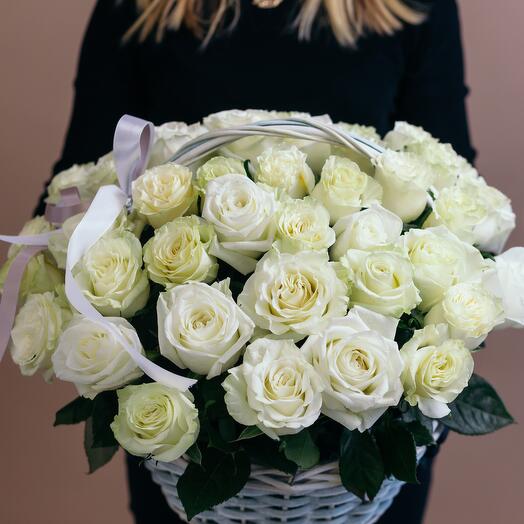 cesta de rosas blancas