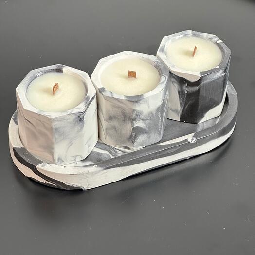 Velas aromáticas en un candelabro de piedra natural