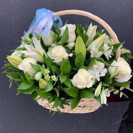 Корзина с белыми розами Мондиаль, лилиями  и альстромериями «Весенний сад»