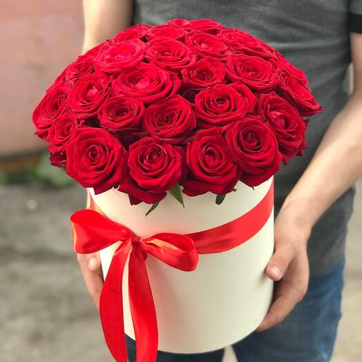 Бархатные , красные розы в коробке