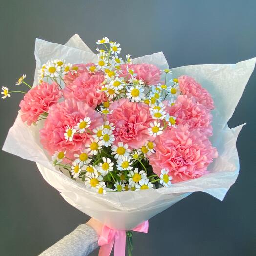 Bouquet of chamomile and carnation