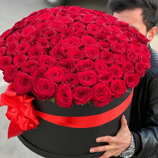 101 red roses in a hatbox