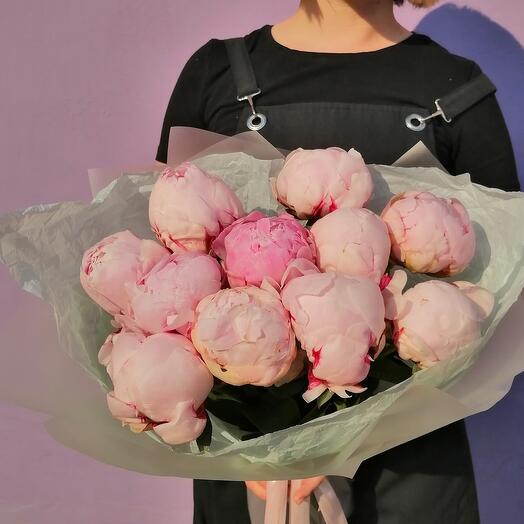11 розовых пионов