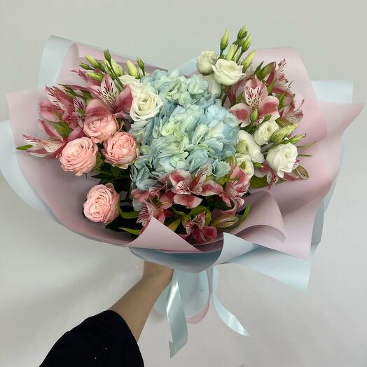 Ramo de autor "Charm" con hortensias y rosas en forma de peonía