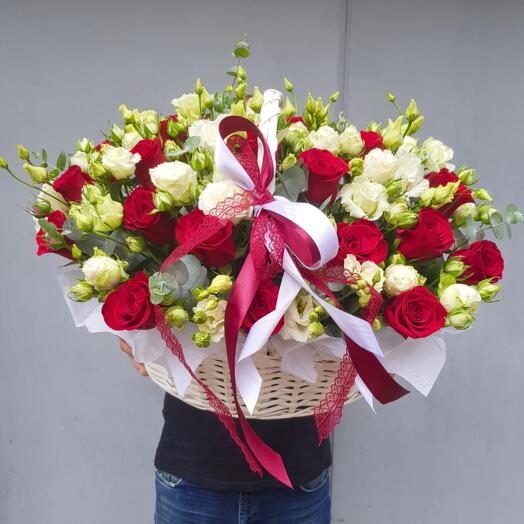 Composición de Rosas y Lisianthus con Eucalipto