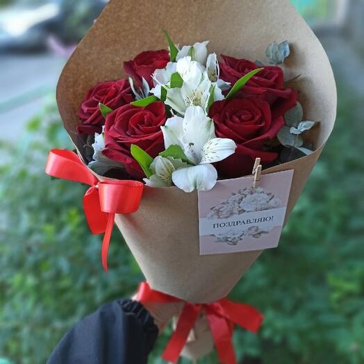 Ramo de rosas y alstroemeria en la elaboración