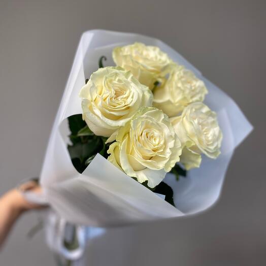 5 rosas blancas en decoración