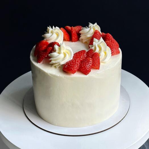 Pastel con bayas y decoración de crema