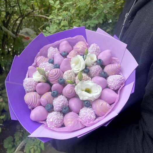Букет из клубники в шоколаде с цветами эустома 🌸💜