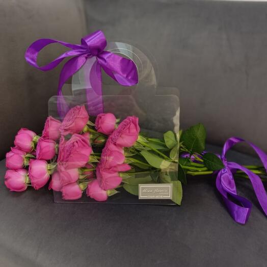 Кустовые розы в стильной сумке-переноске💕💜