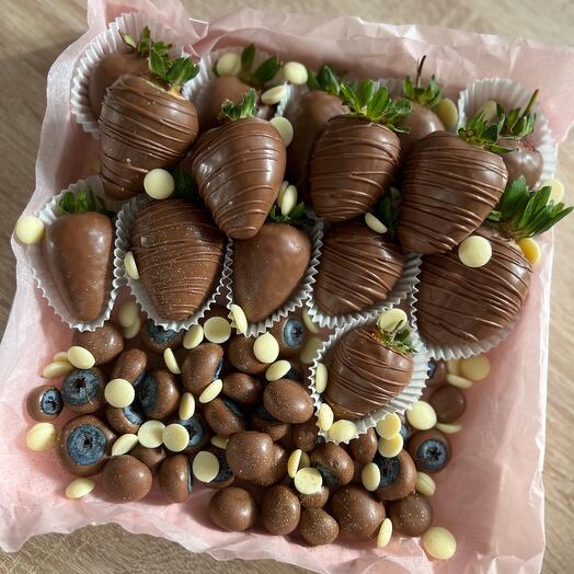 Клубника и голубика в шоколаде М