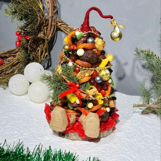 Ёлка с сухофруктами, орехами и сладостями