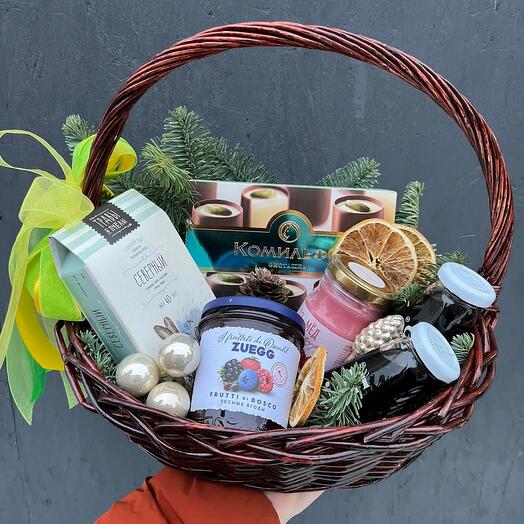 Подарочная корзина с соком, чаем, медом, конфитюром, конфетами и новогодним декором «Изумрудные искры»
