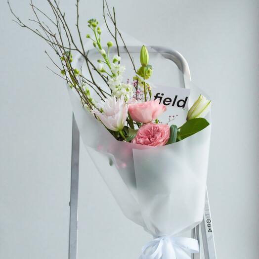 LET SPRING GO нежный весенний букет с лилией, маттиолой, розами и ветками с молодыми листочками