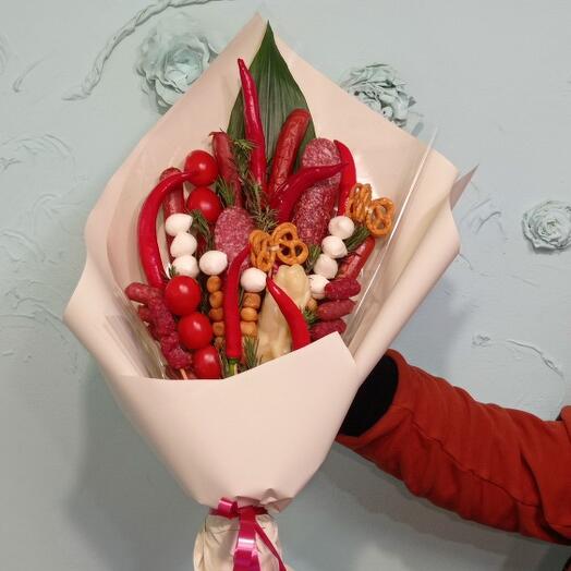 Ramo comestible con pimientos y salchichas
