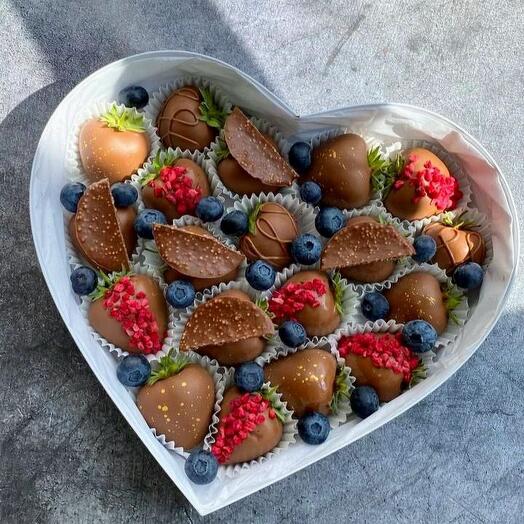 Сердце из клубники "Куда приводят мечты" 24 см