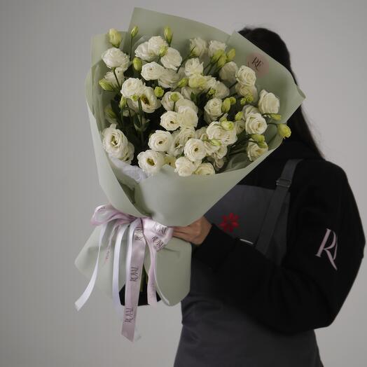 Благородный букет из лизиантусов