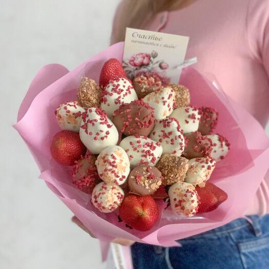 Bouquet of strawberries in white and milk chocolate