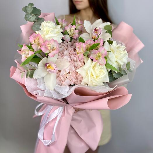 Ramo de flores delicadas: orquídeas, rosas francesas, hortensias
