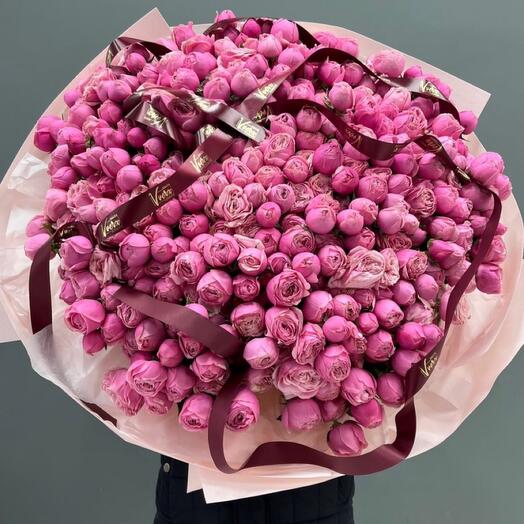 Букет из пионовидных кустовых роз