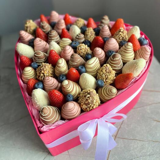 Сердце из клубники в шоколаде