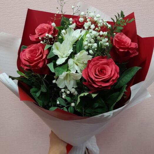 Ramo con rosas, alstroemeria y gypsophila