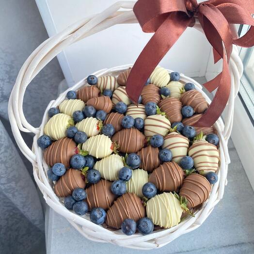 Корзина из клубники в шоколаде с голубикой
