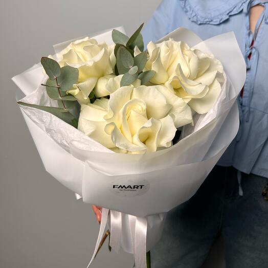 Ramo de rosas francesas blancas con eucalipto